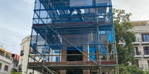 El Ayuntamiento ejecuta trabajos de mantenimiento en el monumento a Daoiz de la Plaza de la Gavidia