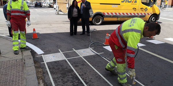 El Ayuntamiento ejecuta trabajos de mejora de la circulación y la seguridad vial en Ronda de Triana y López de Gomara con un presupuesto de 39.000 euros