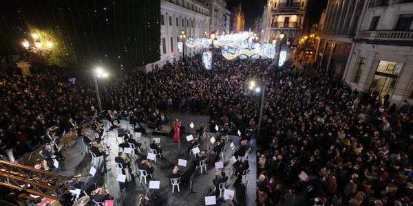 El Ayuntamiento enciende la iluminación navideña en 287 calles y plazas de la ciudad este lunes con conciertos de música tradicional navideña en la Avenida de la Constitución