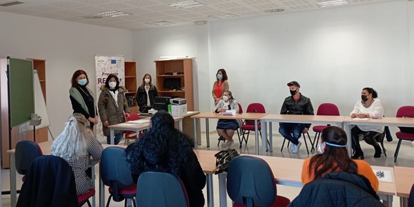 El Ayuntamiento entrega diplomas de formación de ayudante de cocina a 15 personas procedentes de barrios desfavorecidos en el marco del programa sociolaboral Redes+ y con apoyo para la prácticas de reconocidos restaurantes de la ciudad