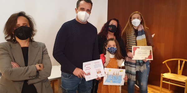 El Ayuntamiento entrega los premios del certamen de postales navideñas del Distrito Triana con regalos para los ganadores y materiales didácticos para los centros educativos y las Ampas