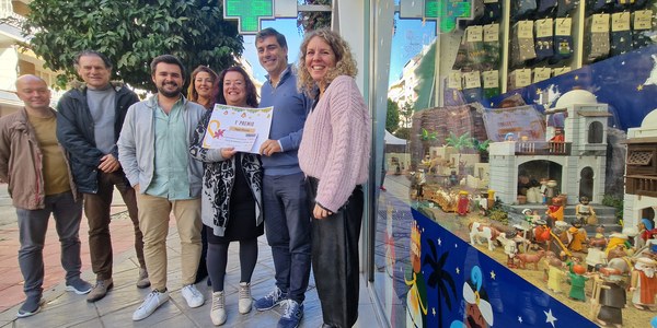 El Ayuntamiento entrega los premios del concurso de escaparates del Distrito Los Remedios diseñado en apoyo del comercio del barrio