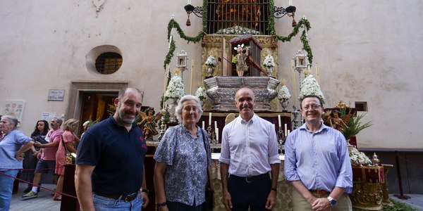 El Ayuntamiento entrega los premios del concurso de exornos de altares, balcones y escaparates del Corpus tras la mayor participación de los últimos años y destaca la afluencia de público en la procesión pese al calor