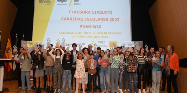 El Ayuntamiento entrega los premios escolares del circuito #Sevilla10 en el que han participado unos 8.500 deportistas