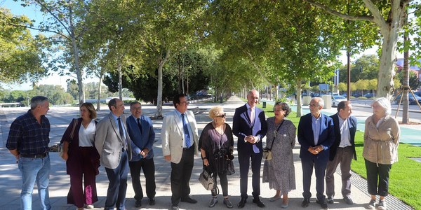 El Ayuntamiento finaliza y pone en servicio las dos primeras fases del proyecto de reurbanización integral del Paseo de Torneo que cuenta con una inversión de 6,2 millones de euros y que supone la transformación de una zona deteriorada desde hace décadas en un nuevo espacio de convivencia y uso ciudadano