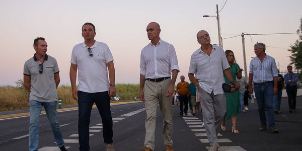El Ayuntamiento finalizará en las próximas semanas la reurbanización integral de la calle Madreperla, en El Gordillo, con un proyecto de 600.000 euros que incluye itinerario peatonal seguro, drenaje sostenible, ampliación del alumbrado público y mejoras en las redes de abastecimiento y saneamiento