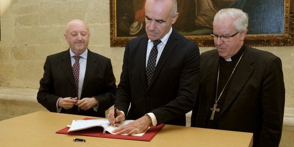 El Ayuntamiento firma las escrituras con el Arzobispado por las que el convento de Santa Clara pasa a propiedad municipal y se avanza así en el proceso de restauración y recuperación integral de este espacio como equipamiento cultural y de referencia patrimonial y en la apertura al público de la iglesia