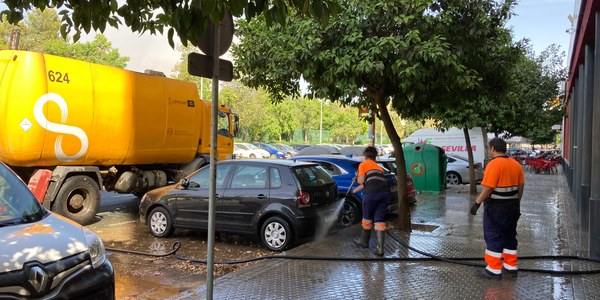 El Ayuntamiento ha realizado en dos semanas baldeos intensivos a alta presión en 384 calles de 40 barrios y ha limpiado los contornos de 3.701 contenedores en el marco de la tercera fase del ‘Plan Ciudad’ de Lipasam