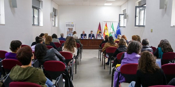 El Ayuntamiento impulsa con las entidades Hogar SÍ y Provivienda y la implicación de la Junta una nueva red de pisos para personas sin hogar distribuidos por toda la ciudad que reforzará el proceso de desconcentración de las plazas para el colectivo existentes en la Macarena