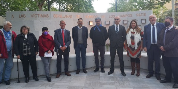 El Ayuntamiento inaugura el monumento de homenaje a las víctimas sevillanas de los campos de concentración nazis en el bulevar de la avenida Diego Martínez Barrio