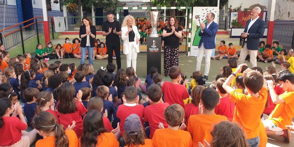 El Ayuntamiento inicia el Trophy Tour de la UEFA Europa League en el CEIP San Isidoro