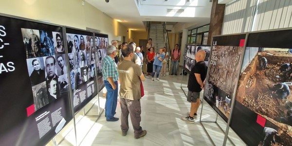 El Ayuntamiento inicia en el centro cívico Soto, Saborido y Acosta el recorrido por los barrios de la exposición ‘Pico Reja. La tierra habla’ para divulgar la importancia de los trabajos de exhumación de la fosa