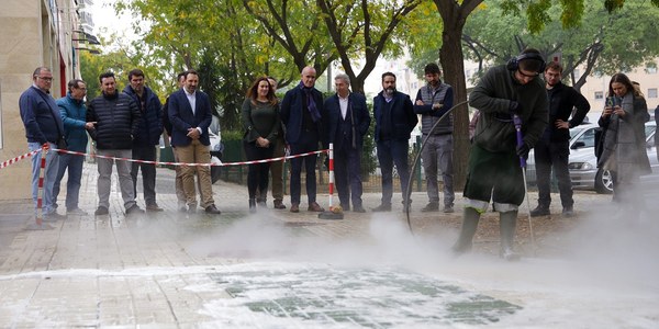 El Ayuntamiento inicia en Sevilla Este y Pino Montano un nuevo sistema de limpieza de pavimentos que se extenderá progresivamente al resto de barrios de la ciudad