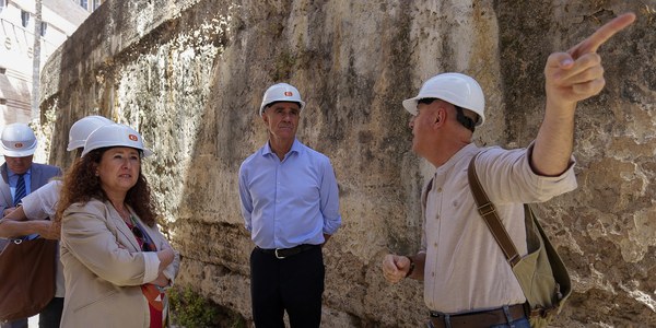 El Ayuntamiento inicia la primera fase para la recuperación del solar de las herrerías reales, la muralla islámica y la Torre de la Plata