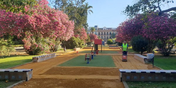 El Ayuntamiento inicia la renovación del albero en los caminos de los jardines históricos con la primera actuación en los Jardines de Murillo