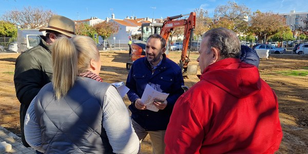El Ayuntamiento inicia las obras del nuevo parque infantil de la calle Japón, en Sevilla Este, con una nueva pista de educación vial y una inversión municipal de 60.000 euros en el marco del programa Mejora Tu Barrio
