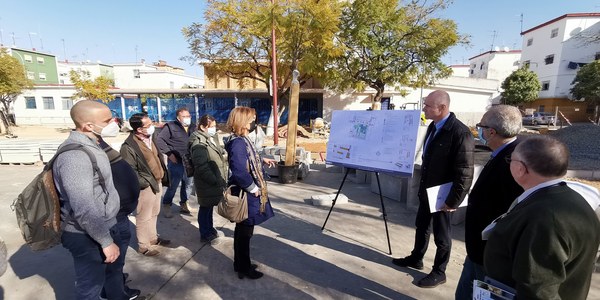 El Ayuntamiento inicia las obras que transformarán la Plaza de la Candelaria, en Tres Barrios, en un enclave más peatonal, con nueva iluminación, áreas de juegos infantiles y de gimnasia y más arbolado
