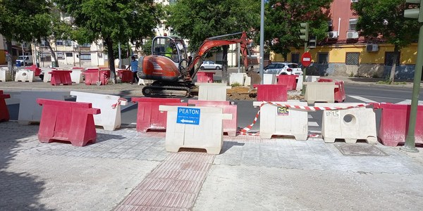 El Ayuntamiento inicia obras de mejora de las aceras y las calzadas de las calles Galaxia y Candelilla, en Tres Barrios-Amate, con 171.000 euros de presupuesto para garantizar los itinerarios peatonales y la accesibilidad universal y facilitar la circulación