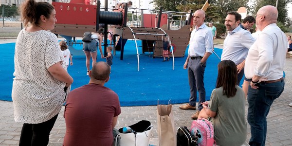 El Ayuntamiento instala un área de juegos infantiles y una zona de práctica deportiva para jóvenes en la gran zona verde de la calle Periodista Eduardo Chinarro Díaz en Sevilla Este