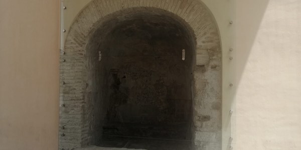 El Ayuntamiento instala un vidrio de alta seguridad en la cámara de guardia hallada en el interior del Arco de la Macarena para garantizar su contemplación y protección
