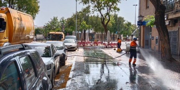 El Ayuntamiento licita un servicio especializado de limpieza de manchas incrustadas en el pavimento que no pueden ser eliminadas con los medios habituales de baldeo de Lipasam con una inversión de 423.742 euros