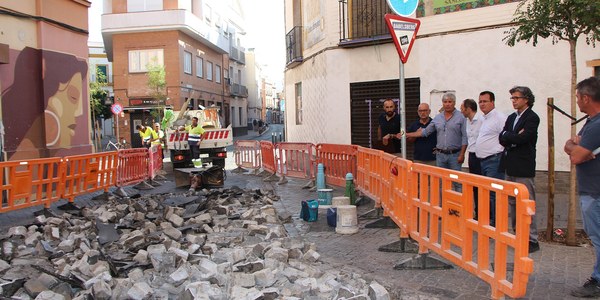 El Ayuntamiento lleva a cabo la reparación del adoquinado y del asfaltado en el eje conformado por la confluencia entre las calles Amor de Dios y Correduría del Distrito Casco Antiguo, con un presupuesto de 40.000 euros