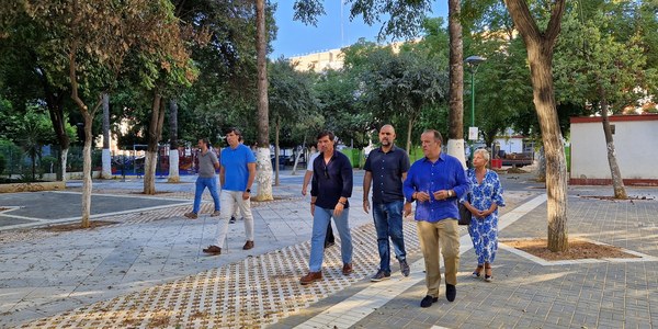 El Ayuntamiento mejora la plaza Joaquín Morón Ríos, en la barriada del Zodiaco, con itinerarios peatonales, más accesibilidad, pavimentos drenantes y losas fotocatalíticas que absorben el dióxido de carbono