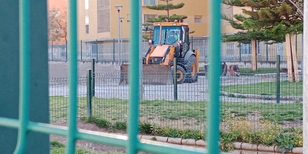 El Ayuntamiento inicia obras en la gran zona verde de la calle Periodista Juan Tribuna, en Sevilla Este, para incrementar los espacios de entretenimiento infantil y juvenil y el arbolado con 121.500 euros de inversión