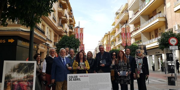 El Ayuntamiento organiza una exposición sobre la Feria de Abril del fotógrafo Adolfo Olmedo en escaparates de comercios y en el Centro Cívico El Tejar del Mellizo