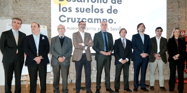 El Ayuntamiento otorga un impulso definitivo al nuevo barrio en los suelos de Cruzcampo al aprobar su urbanización con 9,8 millones de inversión para un proyecto que prevé un gran pulmón verde para San Pablo de 7 hectáreas, 2.000 viviendas, de ellas 1.073 públicas y con prioridad para los jóvenes, y equipamientos públicos y empresariales que sumarán un despliegue de 400 millones de euros