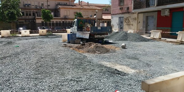 El Ayuntamiento pavimenta y abre al tránsito de vecinos y vecinas los dos grandes parterres terrizos de la Avenida Ildefonso Marañón Lavín, en el Parque Alcosa