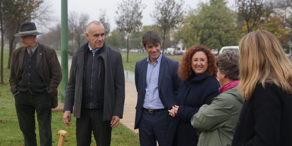 El Ayuntamiento planta un centenar de nuevos árboles en el Parque Guadaíra en el marco de la campaña 2022-2023, que prevé 5.000 ejemplares por toda la ciudad