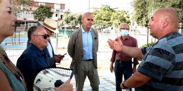 El Ayuntamiento pondrá en servicio este verano la Plaza de la Candelaria, en Tres Barrios-Amate, tras convertirla en un enclave más peatonal y con áreas de juegos infantiles y de gimnasia y nuevo arbolado de sombra
