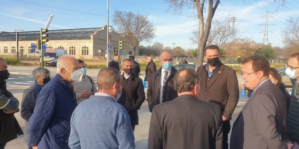El Ayuntamiento pone en funcionamiento un nuevo cruce semafórico entre la Avenida de San Jerónimo y la calle Traviesa para mejorar la seguridad vial y la comunicación interior en el barrio