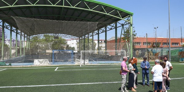 El Ayuntamiento pone en servicio el nuevo campo de césped artificial del Centro Deportivo de Begoña en el Distrito Macarena