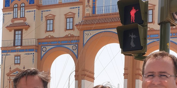 El Ayuntamiento pone en servicio los nuevos semáforos singulares con una flamenca y un guitarrista en el entorno del Real de la Feria y la Real Maestranza