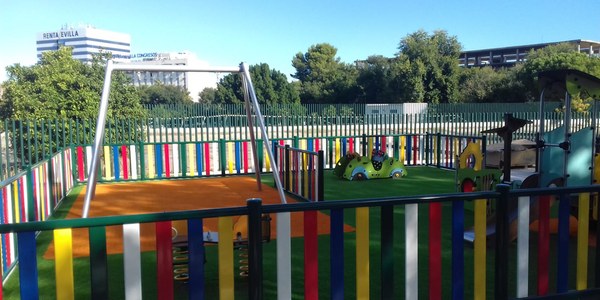 El Ayuntamiento pone en servicio una nueva zona de juegos infantiles y una pista deportiva en la calle Urbano Orad, en Sevilla Este, tras una inversión municipal de 138.000 euros