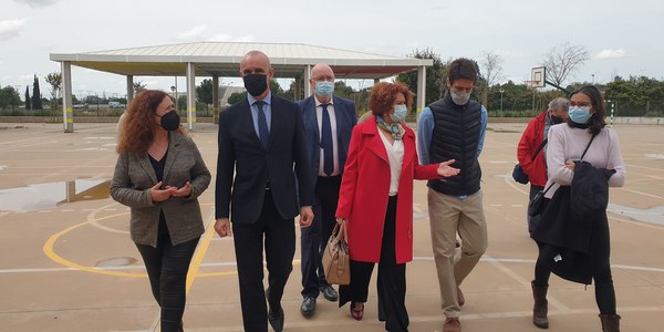 El Ayuntamiento culmina la instalación de un porche en el CEIP Marie Curie, en Los Bermejales, con 137.000 euros de inversión en el marco de la estrategia de dotación de áreas de sombra, mejora del confort climático y plantación de árboles en los colegios públicos