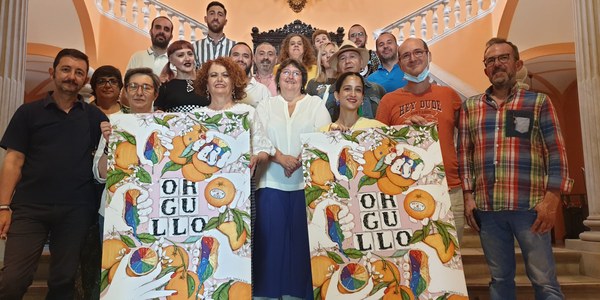 El Ayuntamiento presenta el cartel del Orgullo 2022 de Ana Jarén en el que combina diversidad y tradición a partir de elementos sevillanos