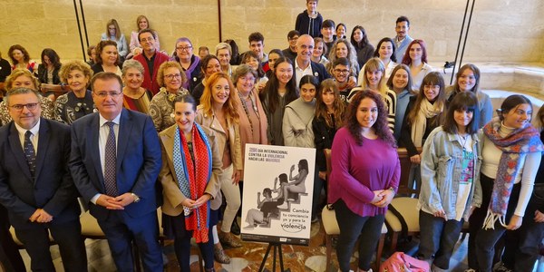 El Ayuntamiento presenta la campaña con motivo del 25N, Día internacional contra la violencia hacia las mujeres, con el cartel del IES Pino Montano y el lema del IES Murillo