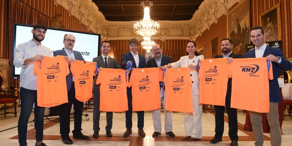 El Ayuntamiento presenta la nueva camiseta y la medalla de la KH-7 Nocturna del Guadalquivir que alcanza los 15.000 corredores