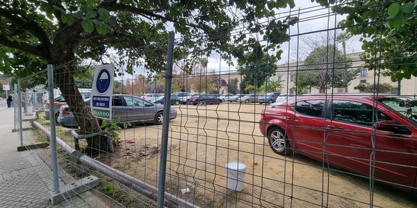 El Ayuntamiento realiza obras para recuperar el uso peatonal, impedir el aparcamiento indebido y garantizar una adecuada protección del patrimonio de la ciudad en el solar de la glorieta de El Cid junto a la sede de la Universidad de Sevilla