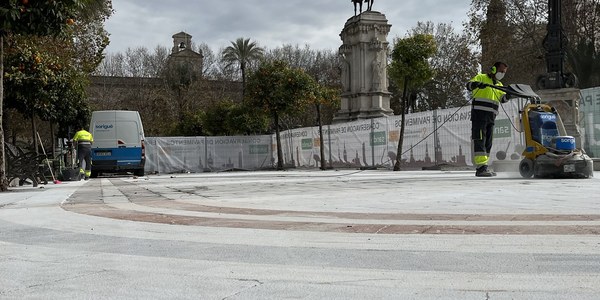 El Ayuntamiento realiza trabajos de mejora en el pavimento de la Plaza Nueva dentro del contrato de conservación y mantenimiento de los espacios públicos y el viario de la ciudad