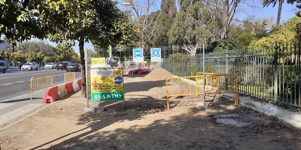 El Ayuntamiento realiza trabajos de sustitución de un tramo de acerado de albero del Paseo de las Delicias para garantizar la accesibilidad universal dentro del contrato de conservación y mantenimiento de los espacios públicos y el viario de la ciudad