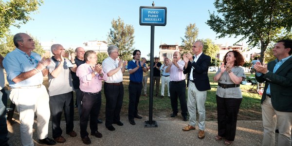 El Ayuntamiento reconoce la labor como docente y como impulsor del hockey en la ciudad del claretiano Padre Miguelez con la denominación de un paseo en el Parque Guadaira con su nombre