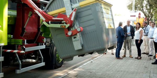El Ayuntamiento refuerza el servicio de recogida de residuos de Lipasam con una inversión de 810.000 euros en tres nuevos vehículos para mejorar la eficiencia
