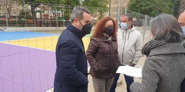El Ayuntamiento renueva las zonas deportivas y amplía las infantiles de la Barriada Pedro Salvador en el Distrito Bellavista-La Palmera