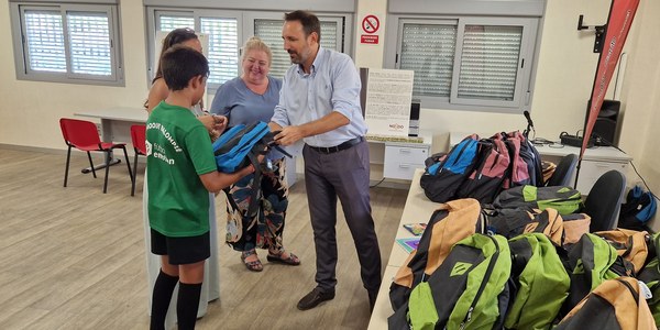 El Ayuntamiento reparte más de 400 packs escolares en el Distrito Este-Alcosa-Torreblanca para ayudar a las familias en el inicio del curso