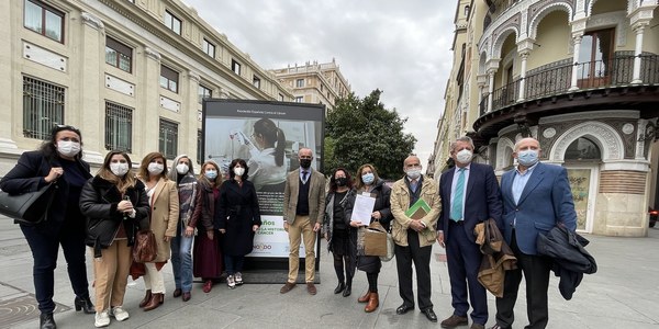 El Ayuntamiento respalda la exposición ‘50 Aniversario. 50 años cambiando la Historia del Cáncer’ promovida por la AECC en la Avenida de la Constitución en el Día Mundial contra el Cáncer