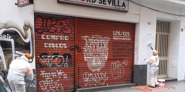 El Ayuntamiento retira 308 pinturas vandálicas de las 240 calles del Casco Antiguo más concurridas en Semana Santa a través de equipos específicos de Lipasam que han actuado sobre casi 4.500 metros cuadrados de fachadas